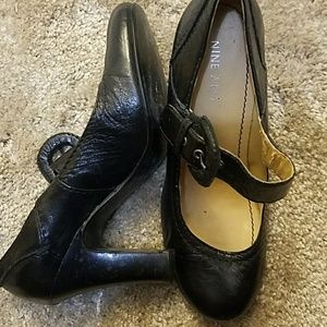NineWest black Mary Jane pumps